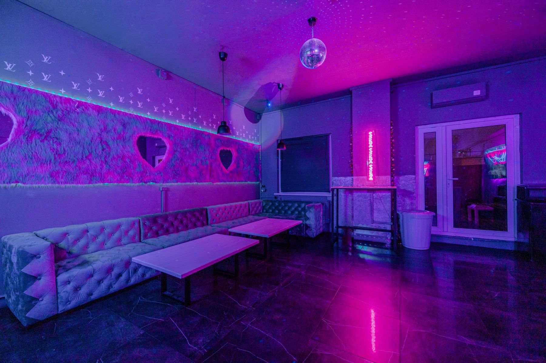 Вид на танцпол в бирюзовом лофте