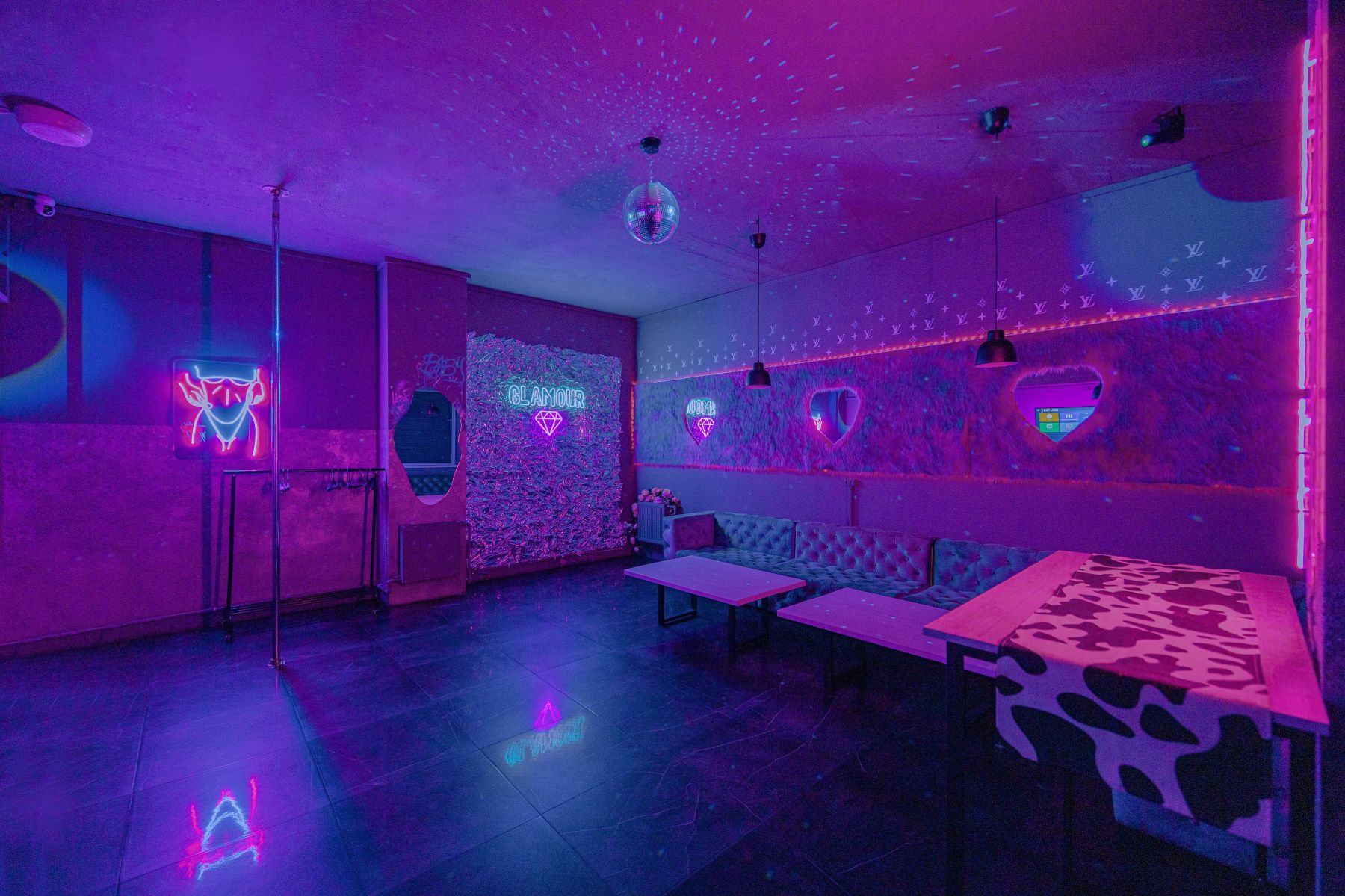 Интерьер бирюзового лофта с барной стойкой