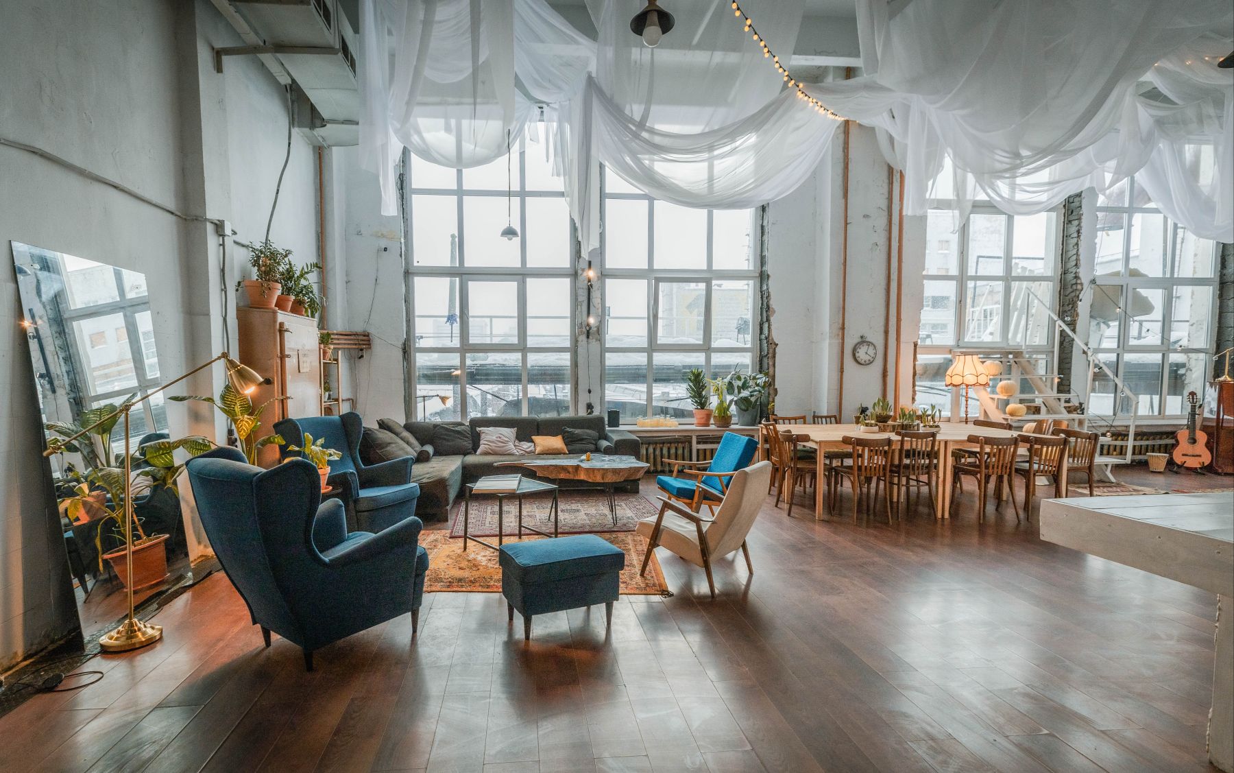 Гостиная лофта с панорамными окнами и террасой