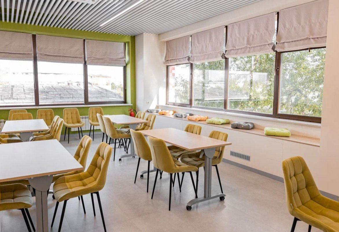 Зал для мероприятий с проектором и экраном