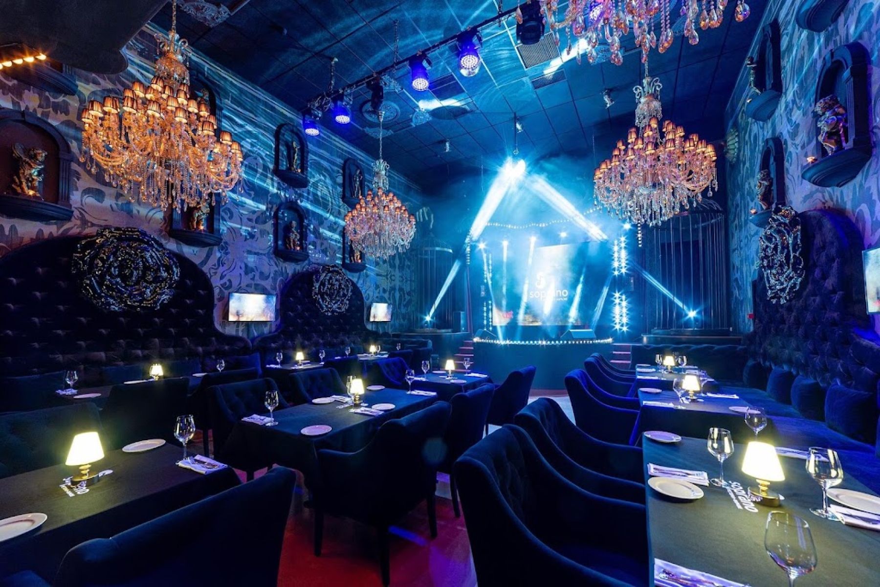 Сцена караоке в ресторане Soprano