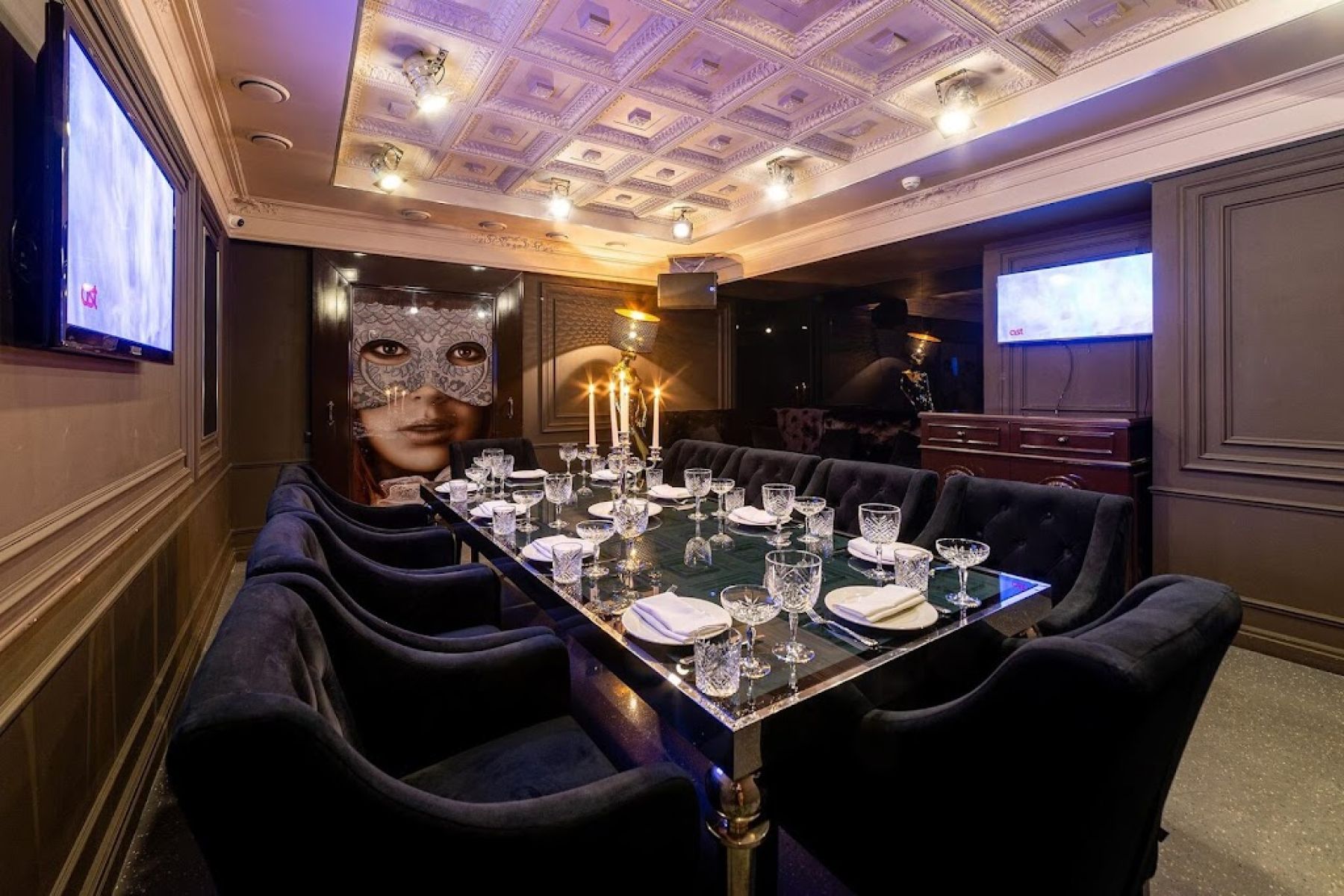 Уютная атмосфера караоке-ресторана Soprano