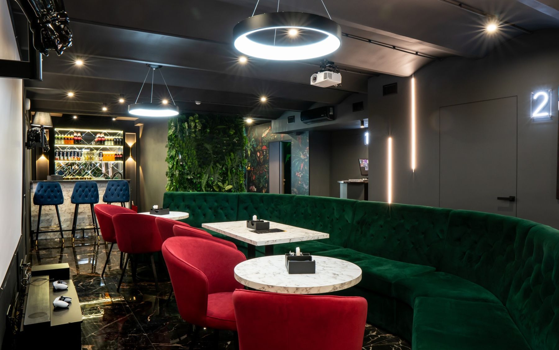 Открытый зал N-joy community в центре Москвы