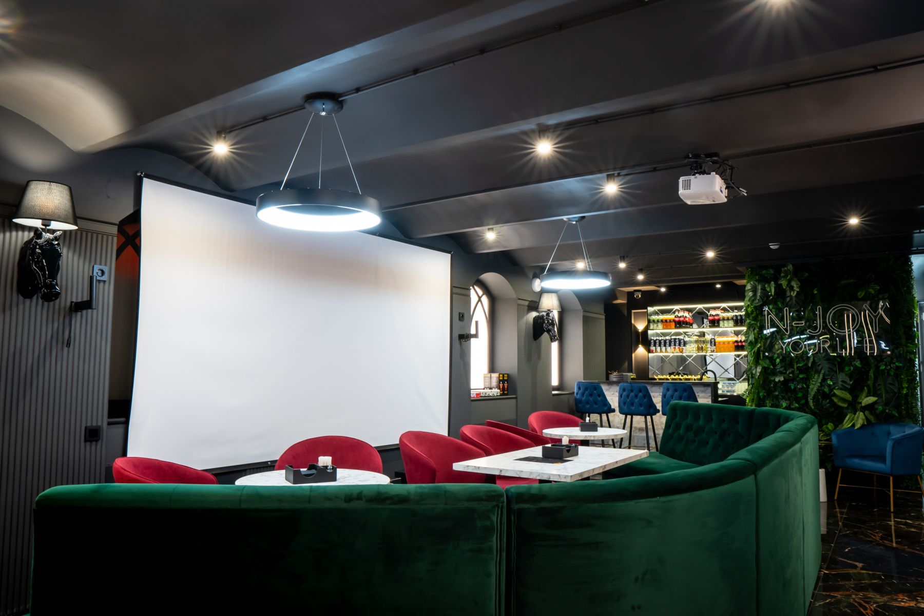 Зона для отдыха в зале N-joy community