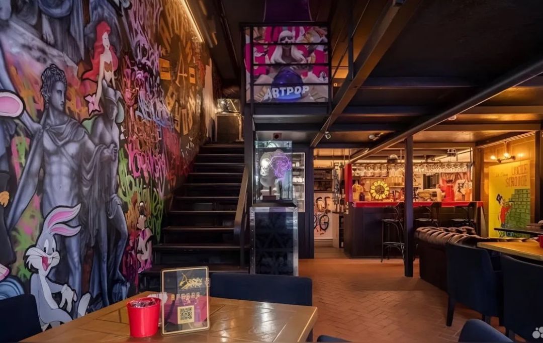 Интерьер LoftBar22 с витражными окнами