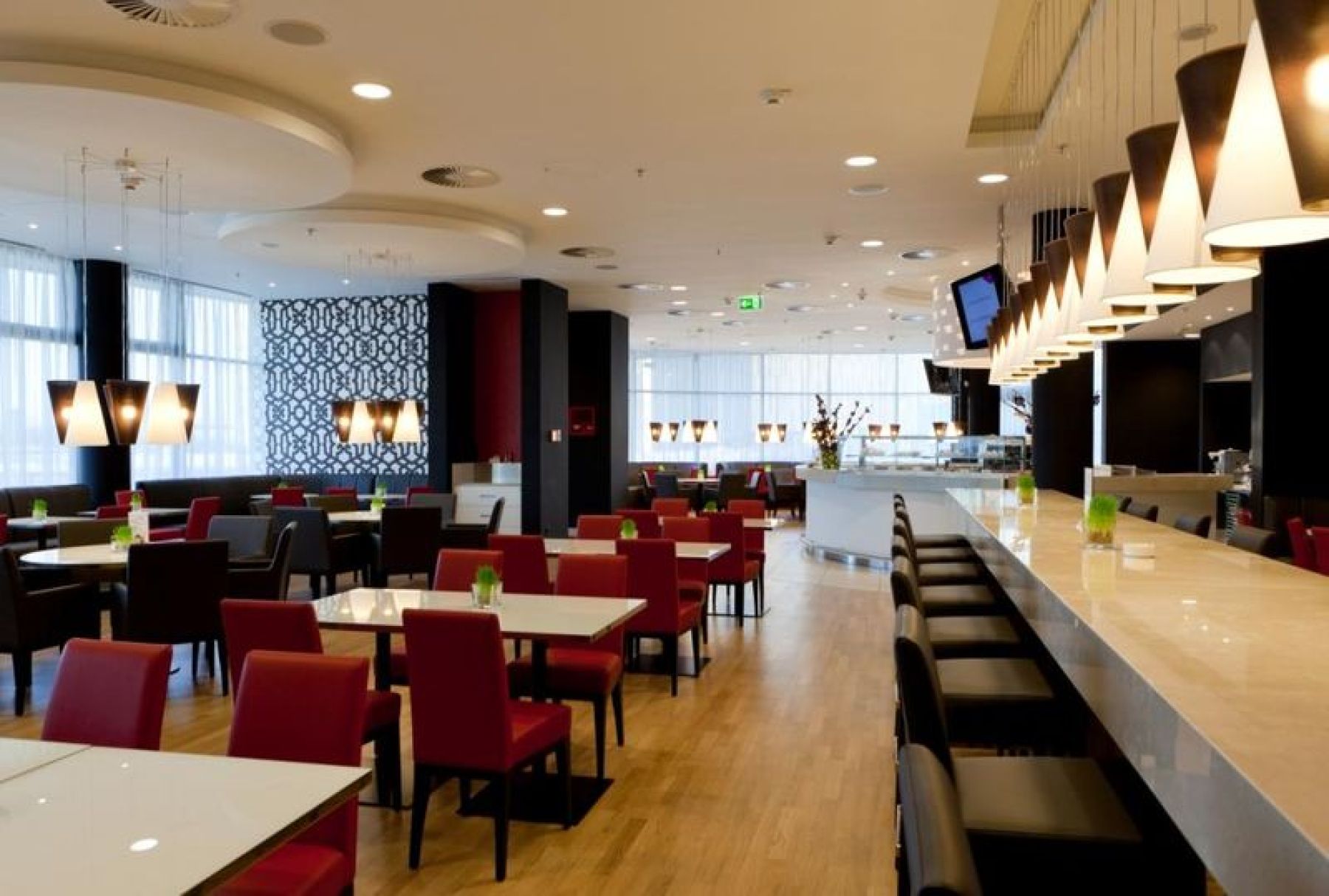 Вид из ресторана на взлетно-посадочную полосу