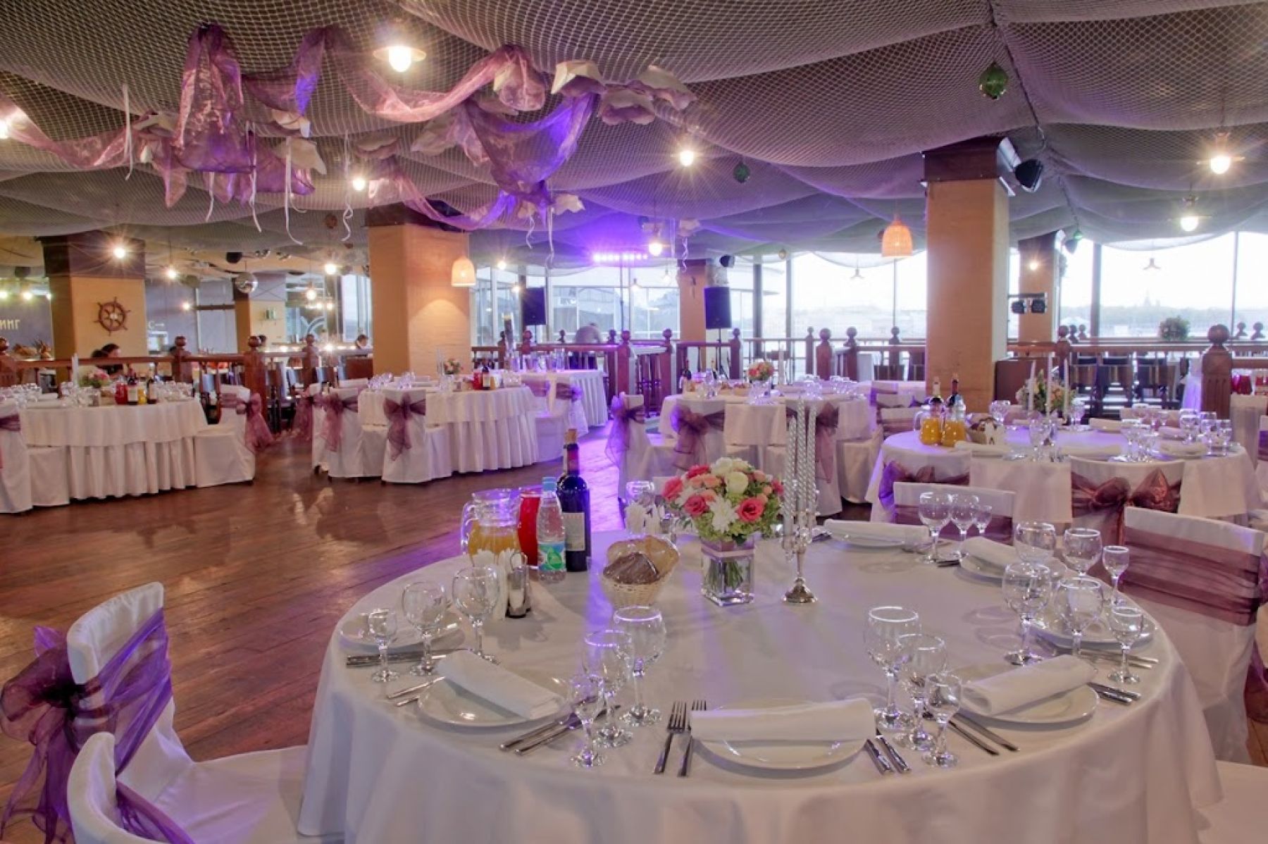 Сцена с TV-экранами в ресторане Беринг