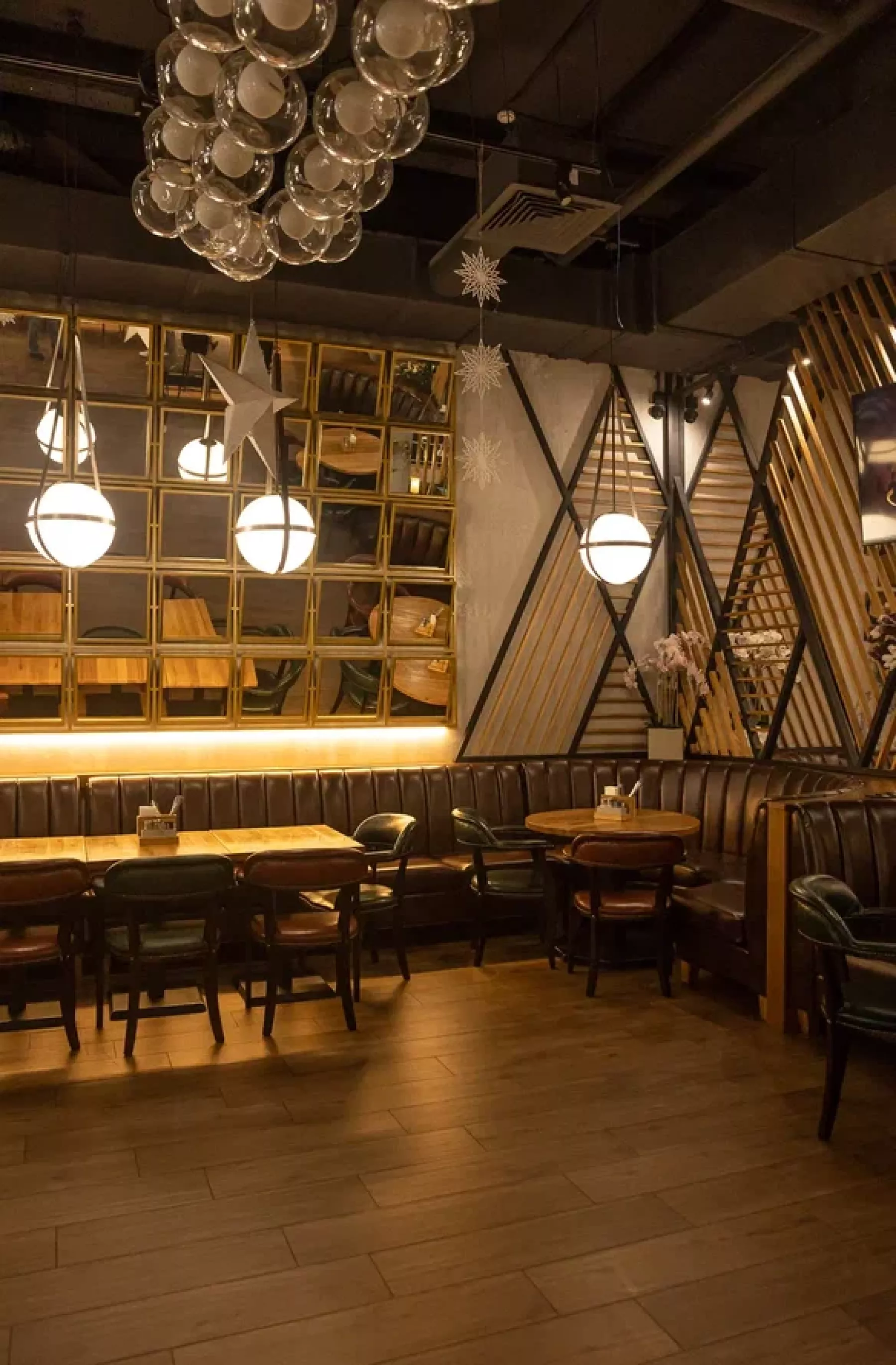 Столики и кресла в ресторане Колбасофф