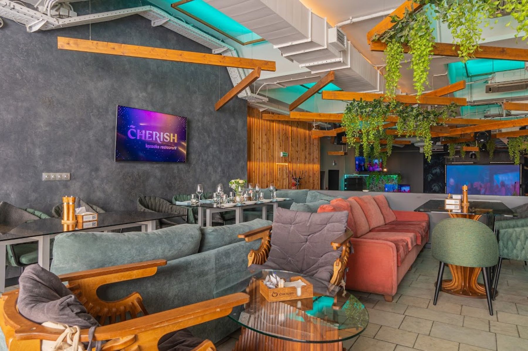 Интерьер караоке-ресторана Cherish
