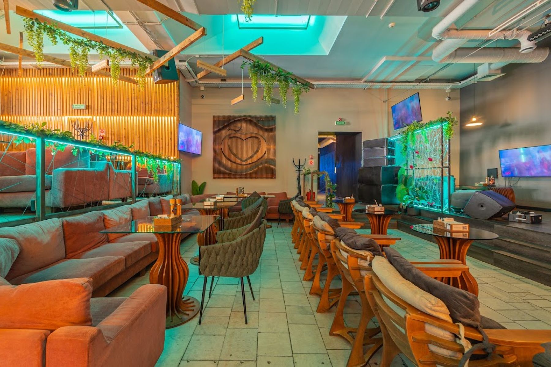 Сцена с проектором в ресторане Cherish