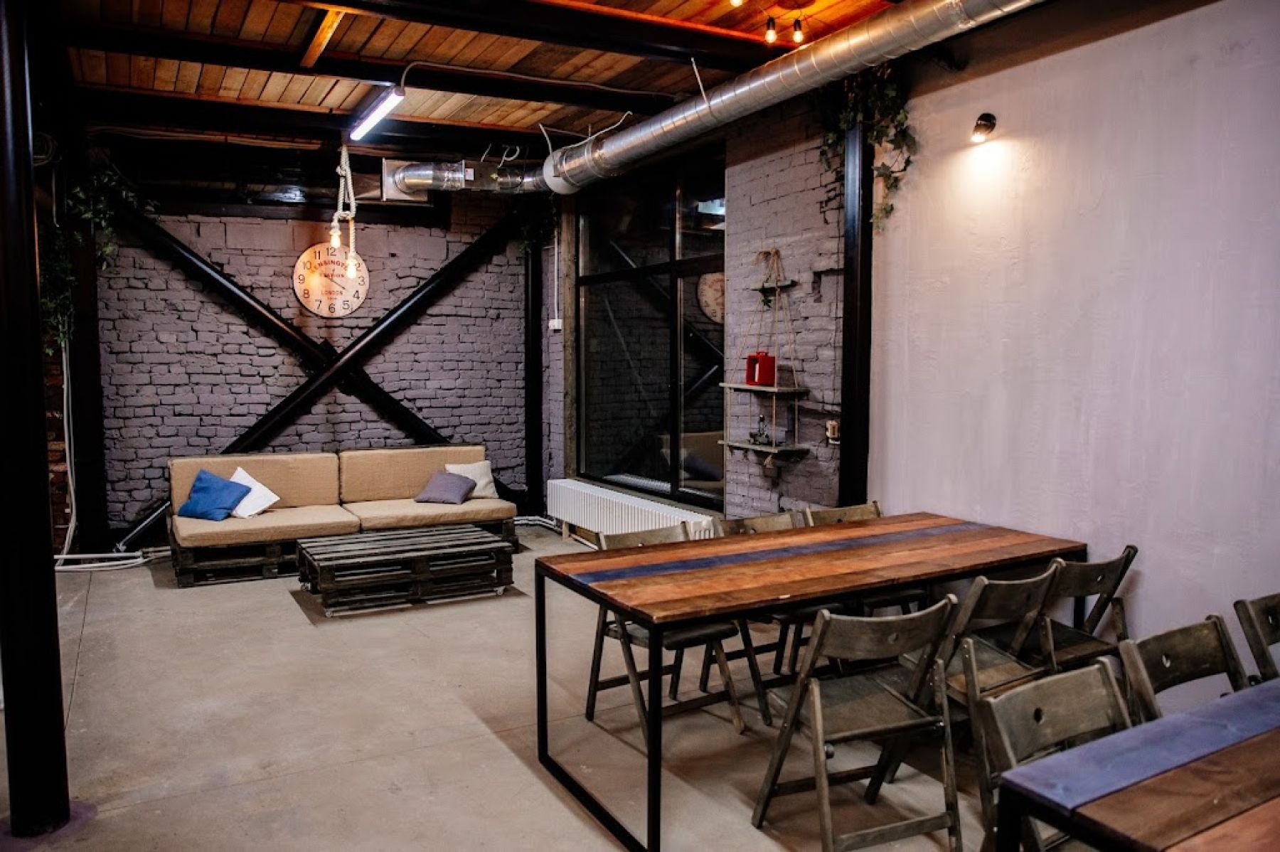 Проектор в лофте Campus для презентаций