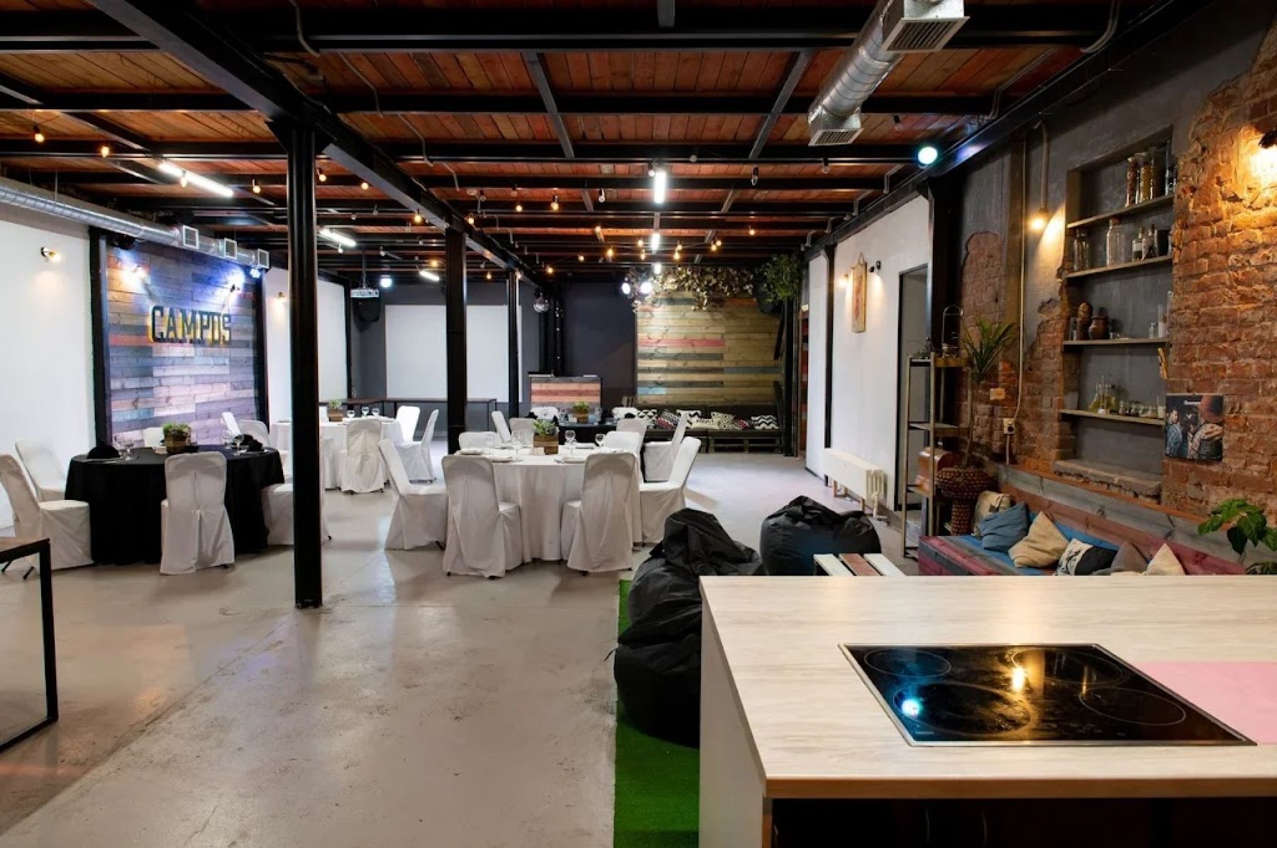 Сцена в лофте Campus для торжеств