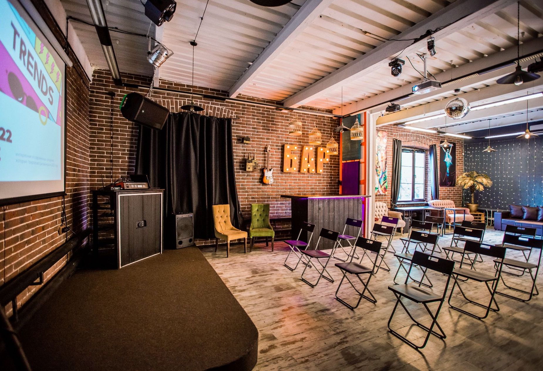 Зона для танцев в лофте