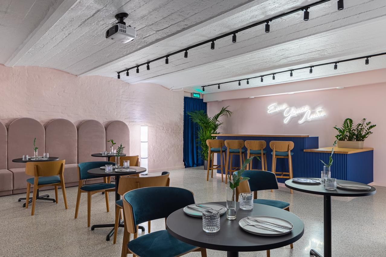 Кухня и барная стойка в P17 Place