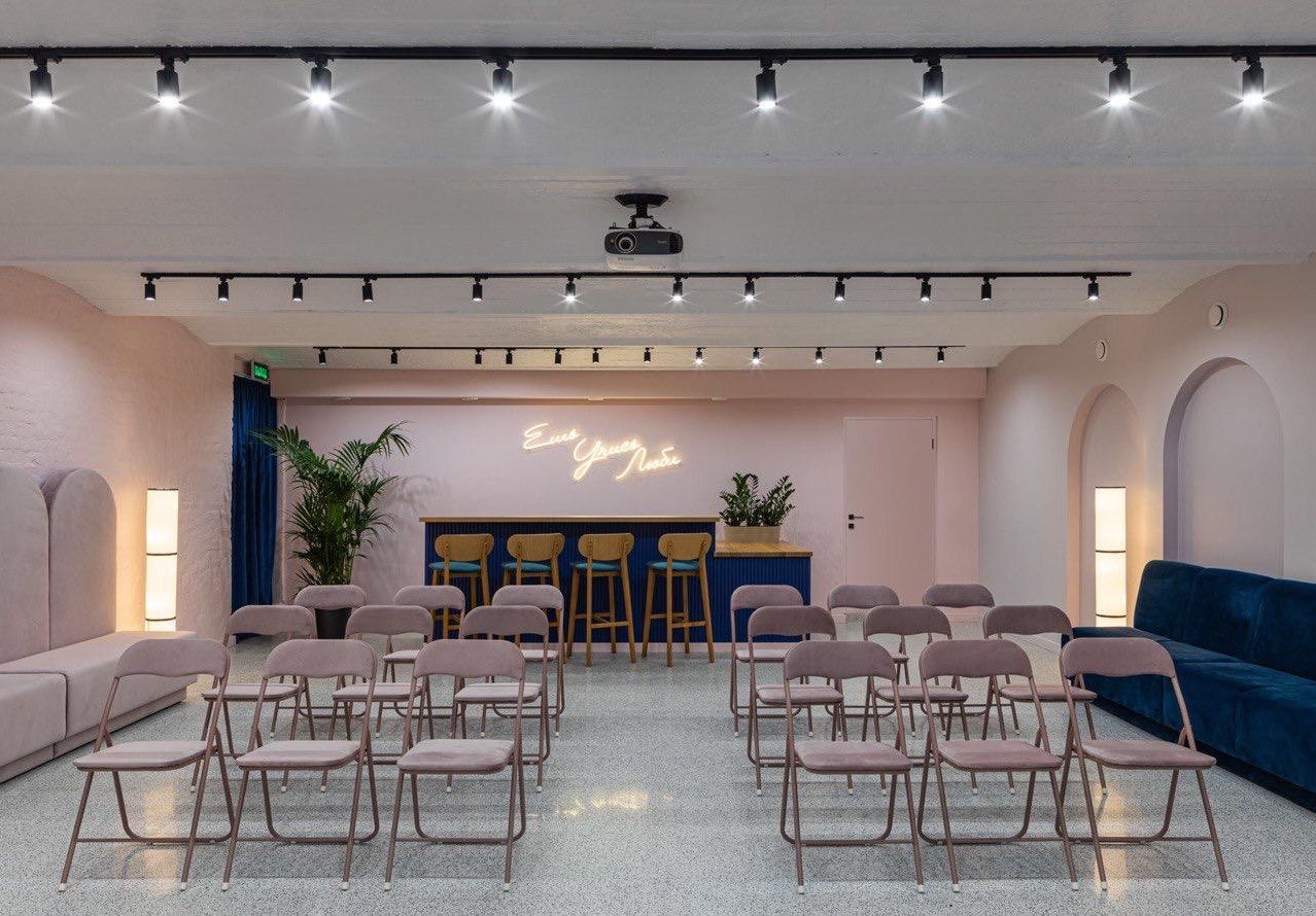 Зона для курения и отдыха в P17 Place