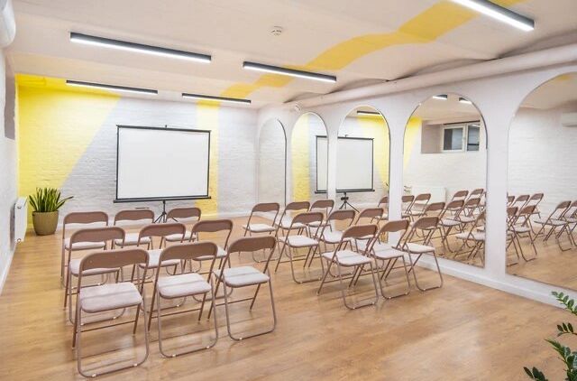 Комфортабельные места для участников в зале P17