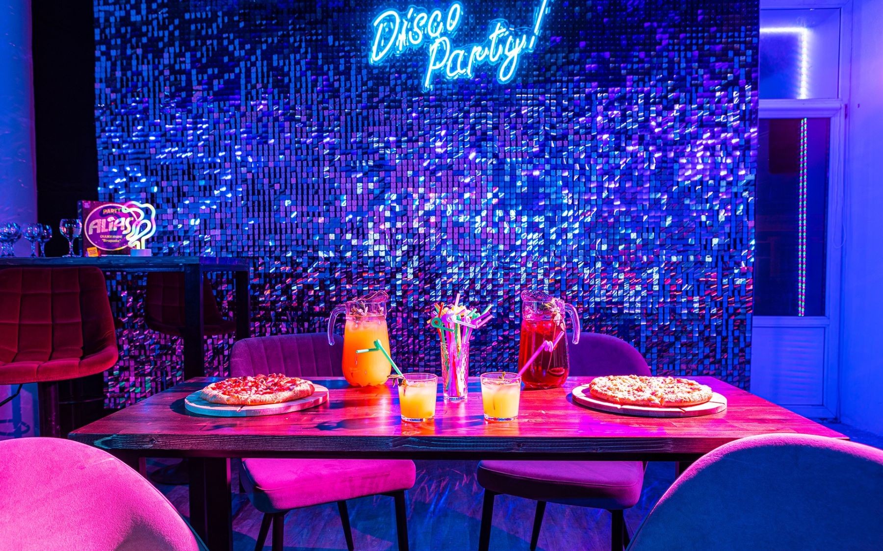 Дизайнерский интерьер лофта с диско-шаром