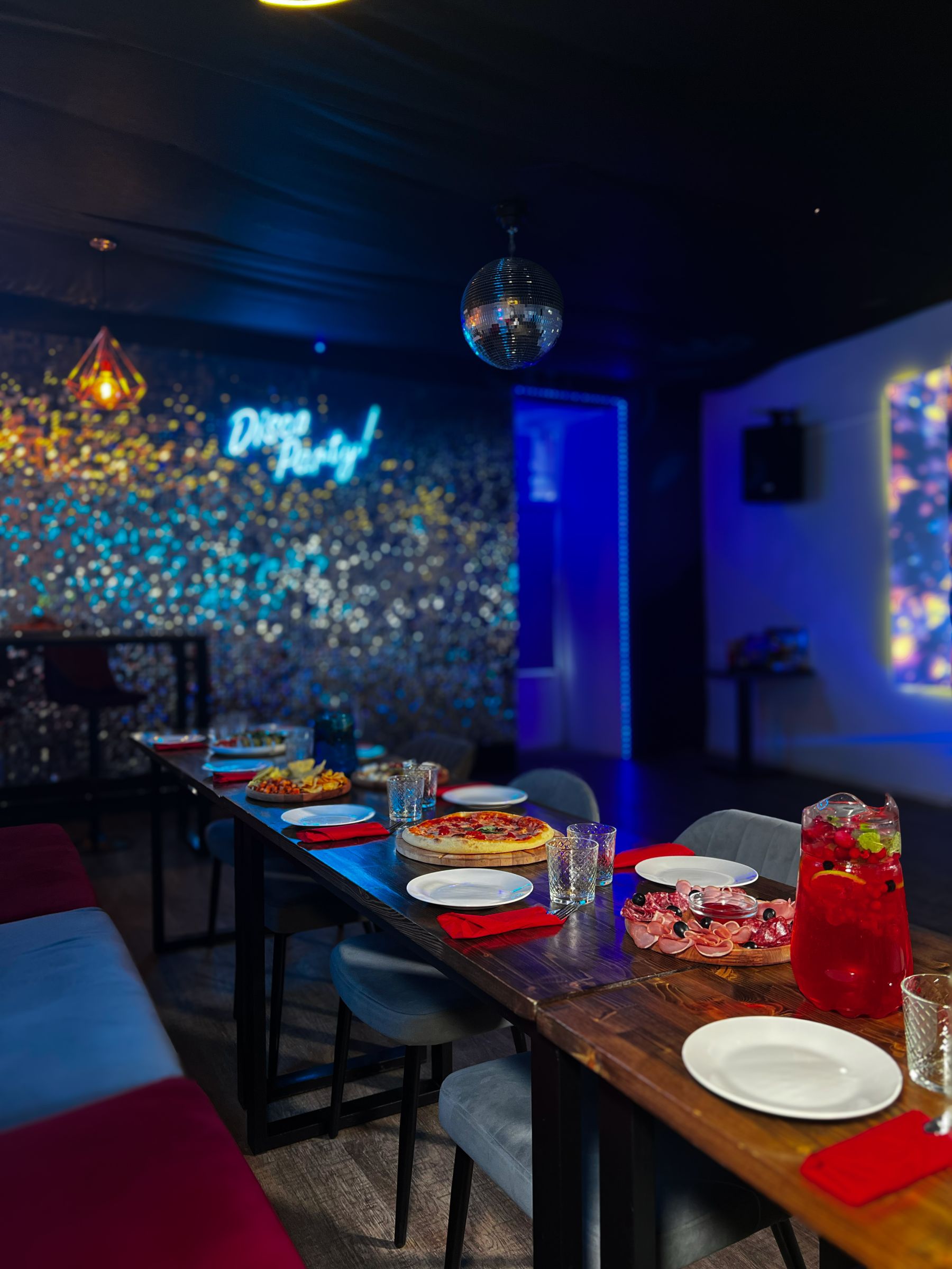 Барная стойка и посуда в лофте