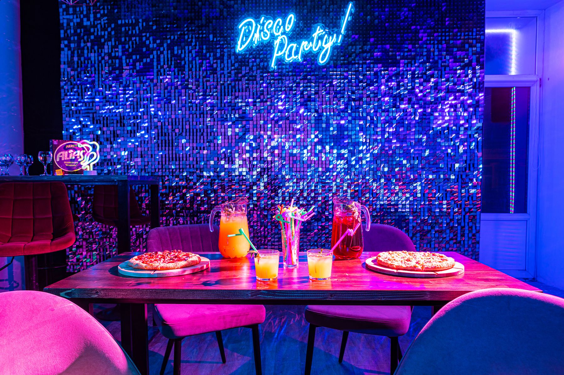 Неоновая вывеска в лофте