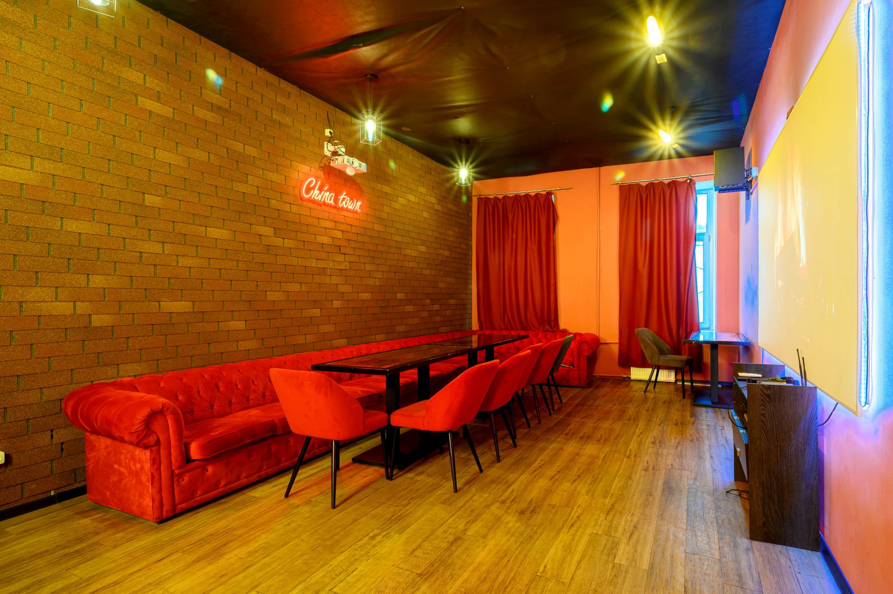 Стол с посудой в китайском зале