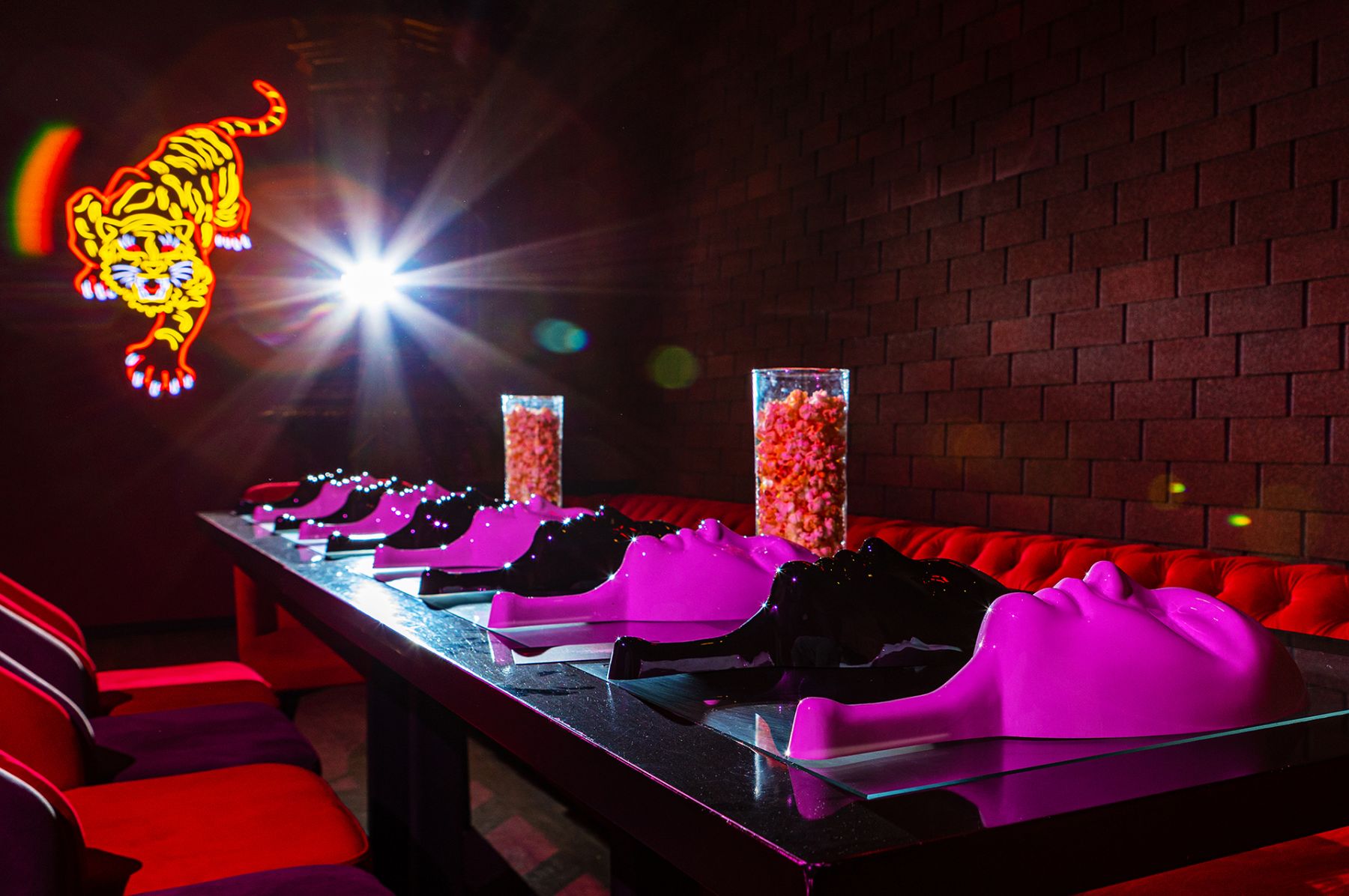 Интерьер зала с красными и черными акцентами