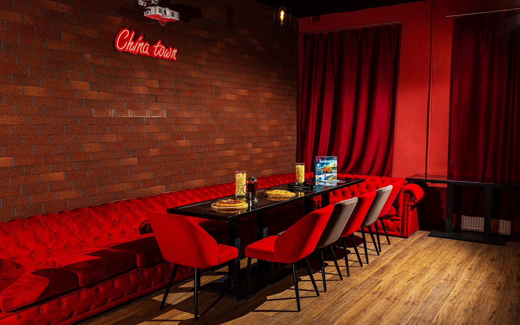 Яркий зал в китайском стиле с камином и неоновым декором