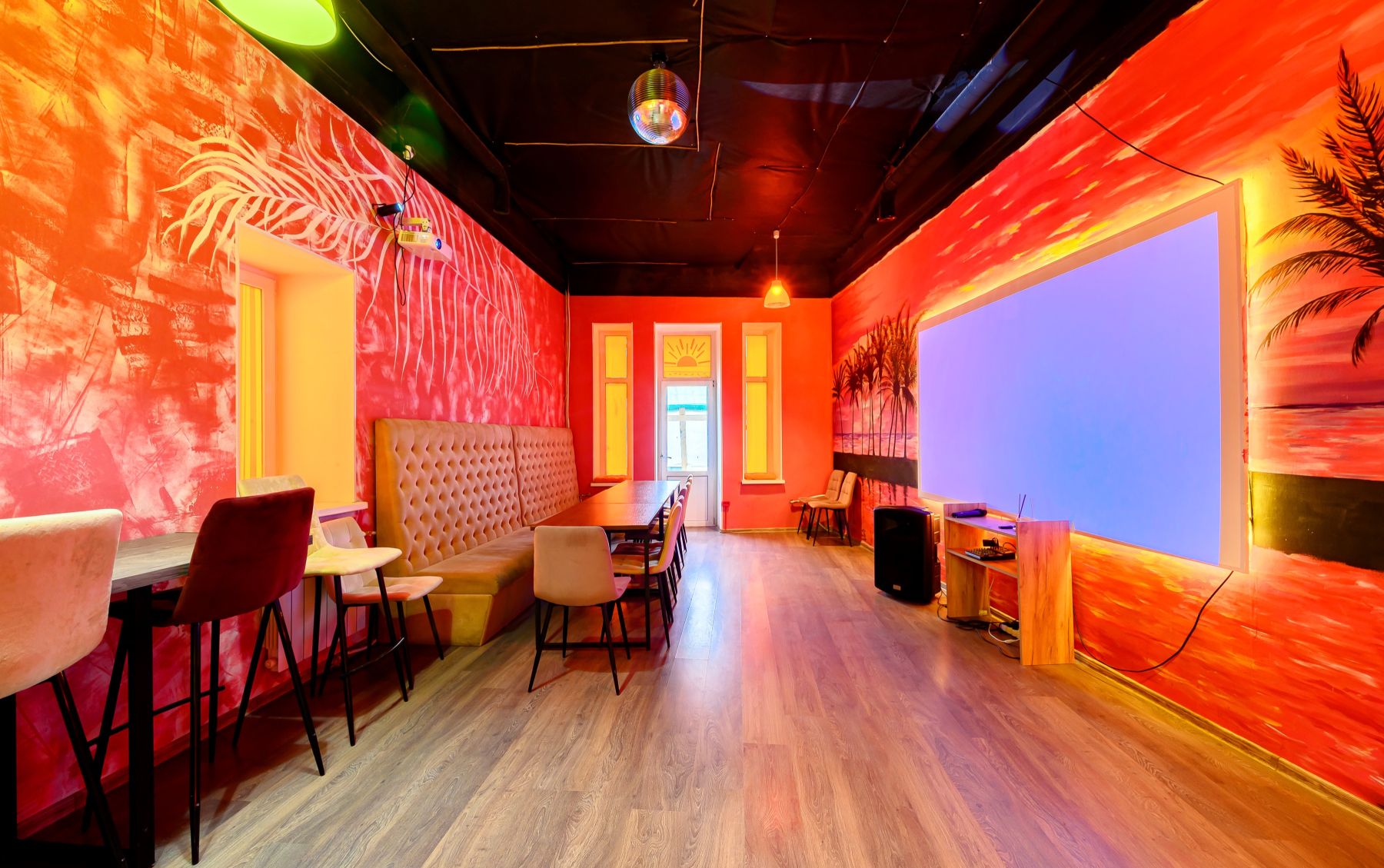 Светлый зал с панорамным видом в Санкт-Петербурге