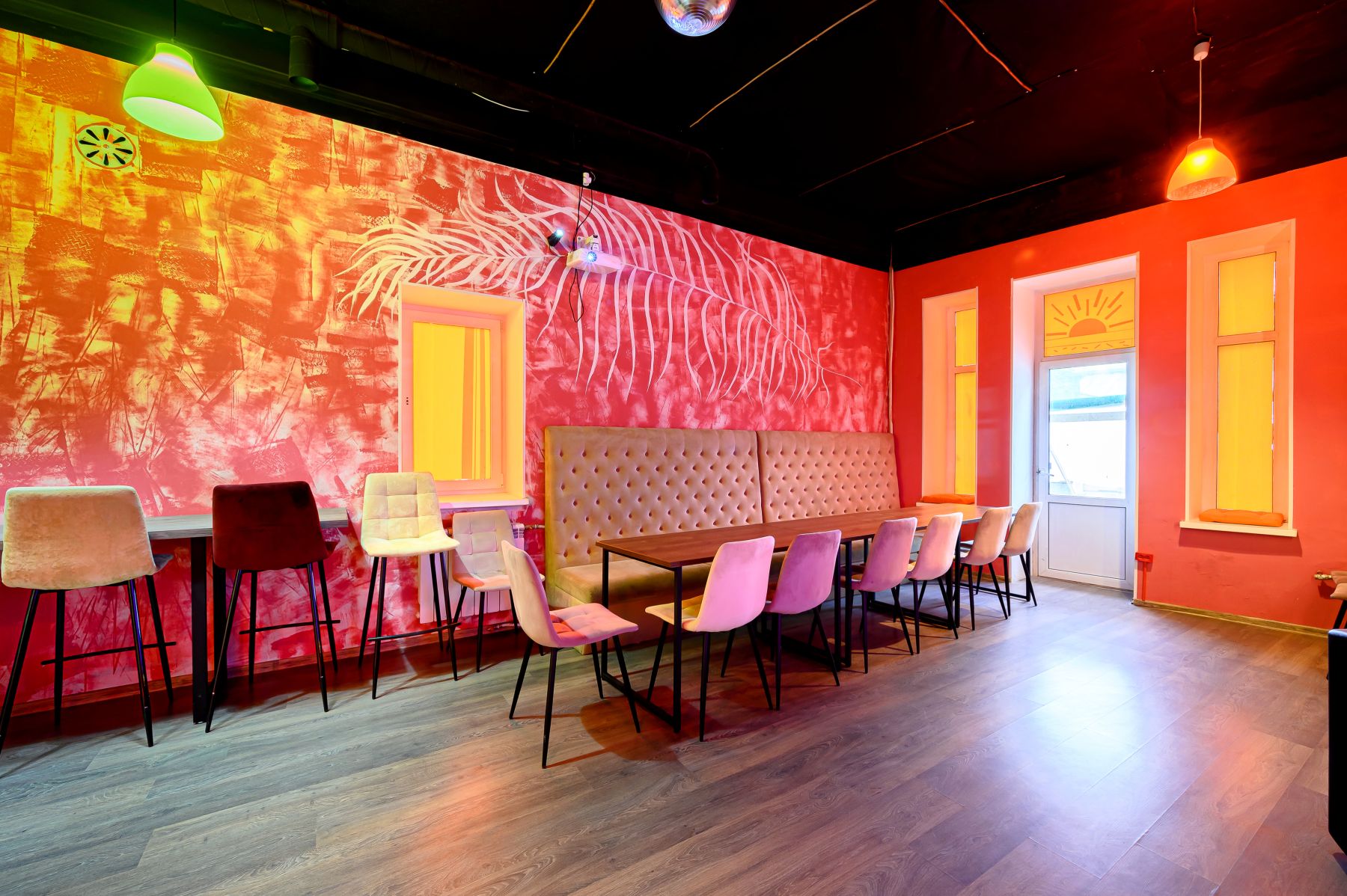 Барная стойка в дизайнерском зале