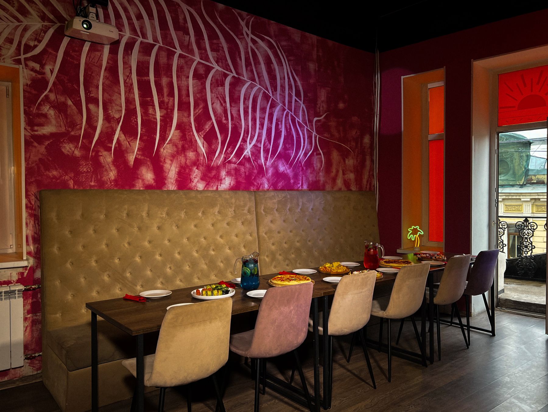 Атмосфера курортного стиля в зале