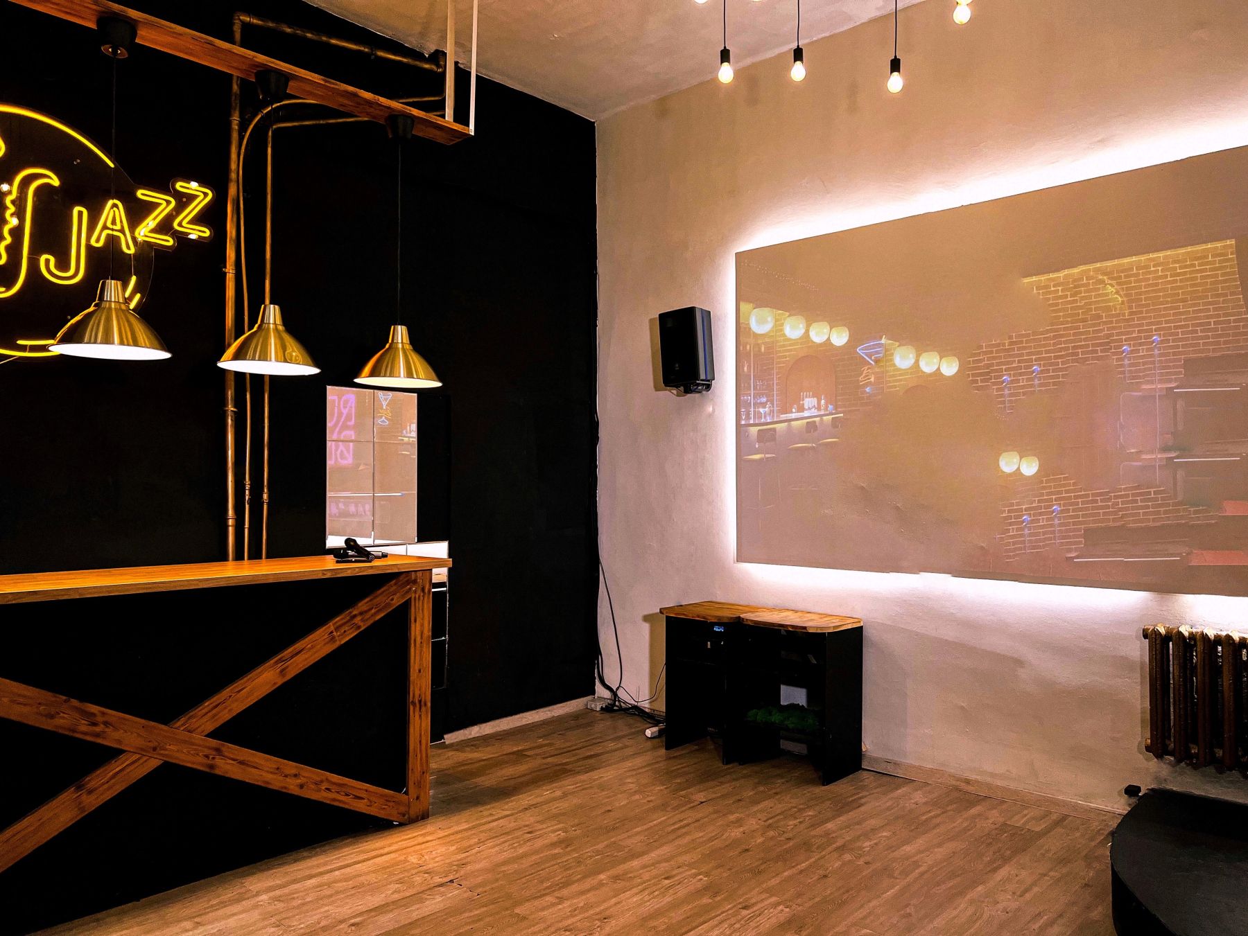Кирпичная стена и музыкальное оборудование в лофте