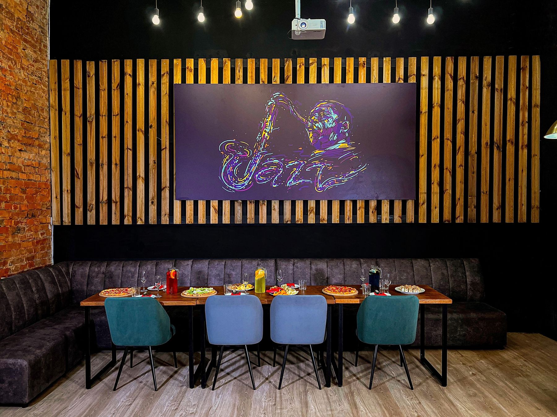 Интерьер лофта с кирпичными стенами и диванами