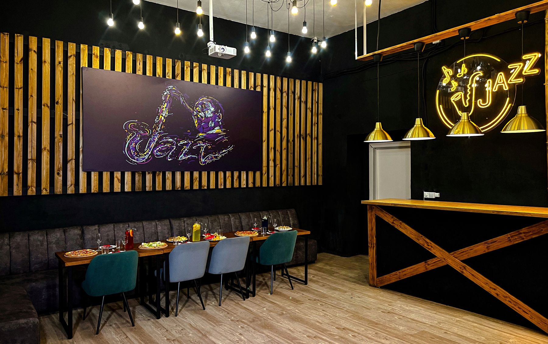 Дизайнерский лофт с барной стойкой и сценой в Санкт-Петербурге