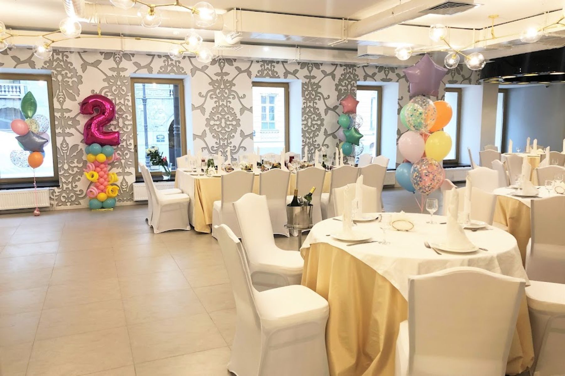 стол для торжества в банкетном зале