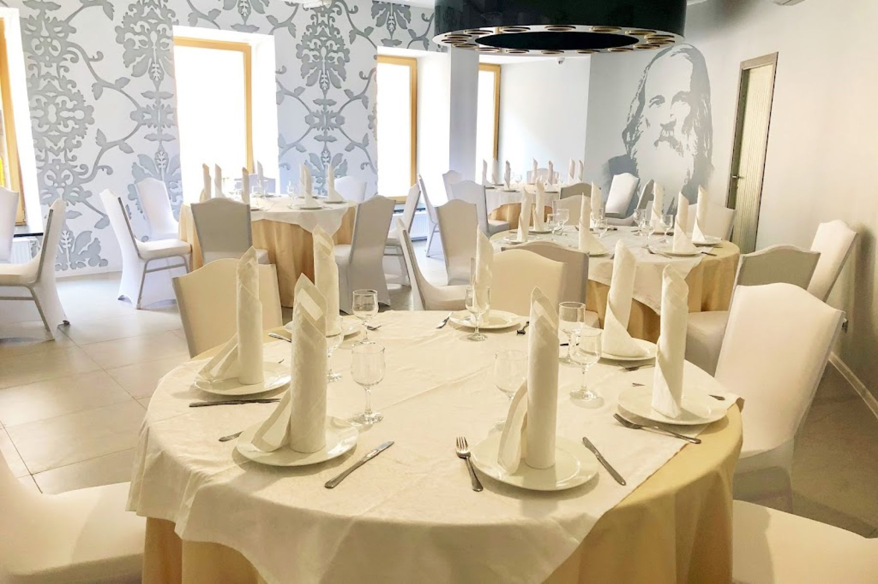 освещение в банкетном зале Дворцовый