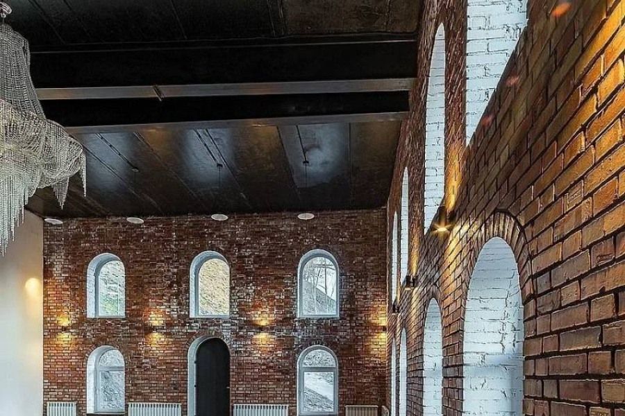 Лофт Hide - освещение и кирпичные стены