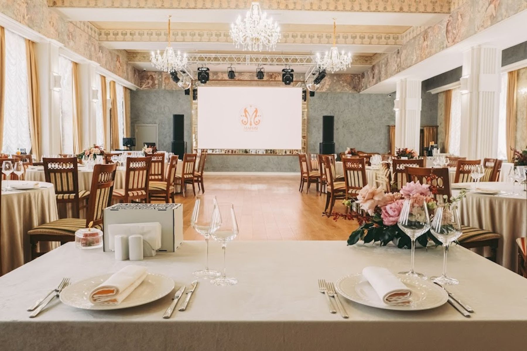 Интерьер банкетного зала "Мария"