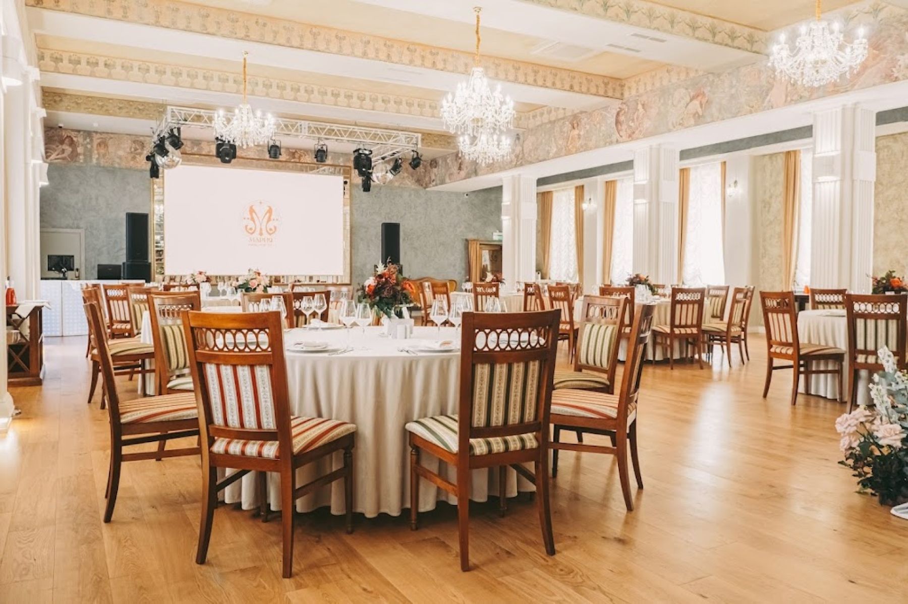 Стол для банкета в зале "Мария"