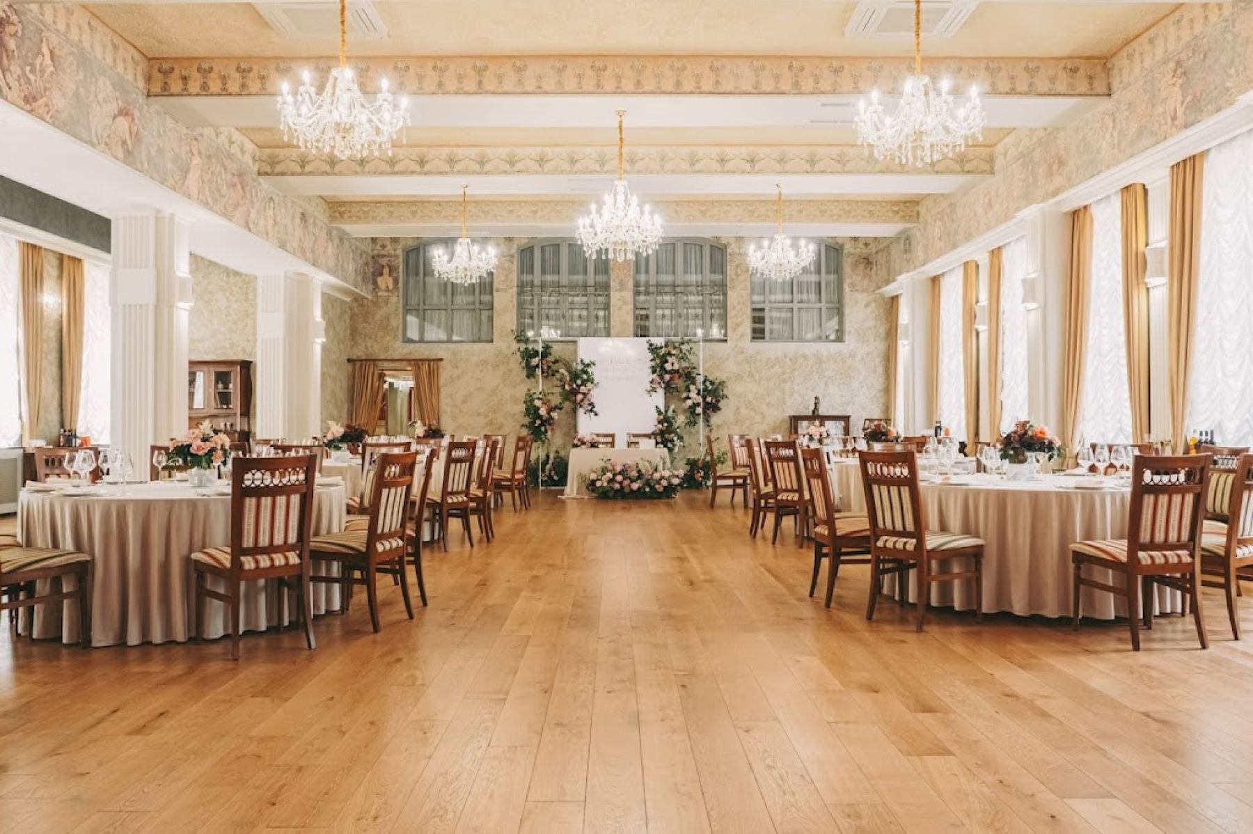 Уютная атмосфера банкетного зала "Мария"