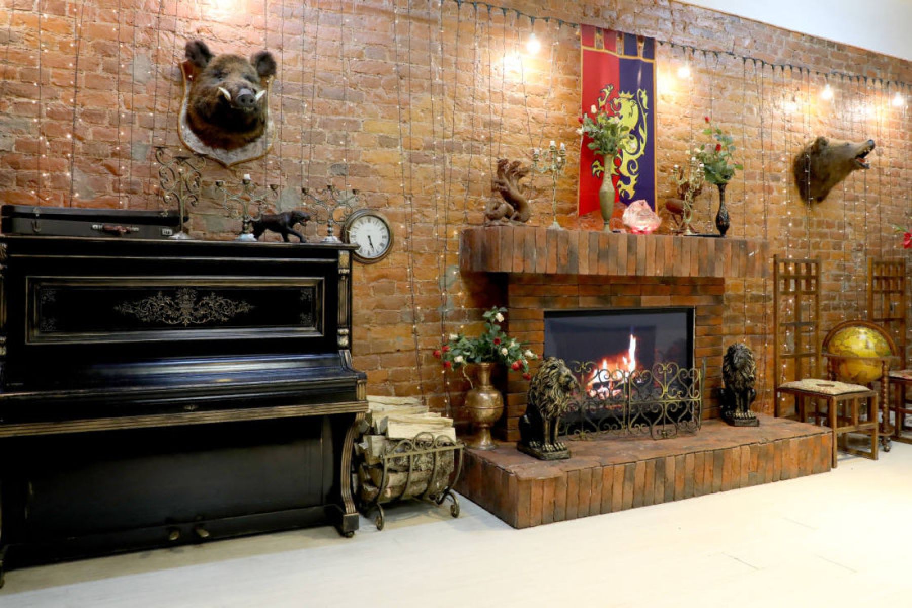 Каминный зал в Замке на Невском - уютная атмосфера