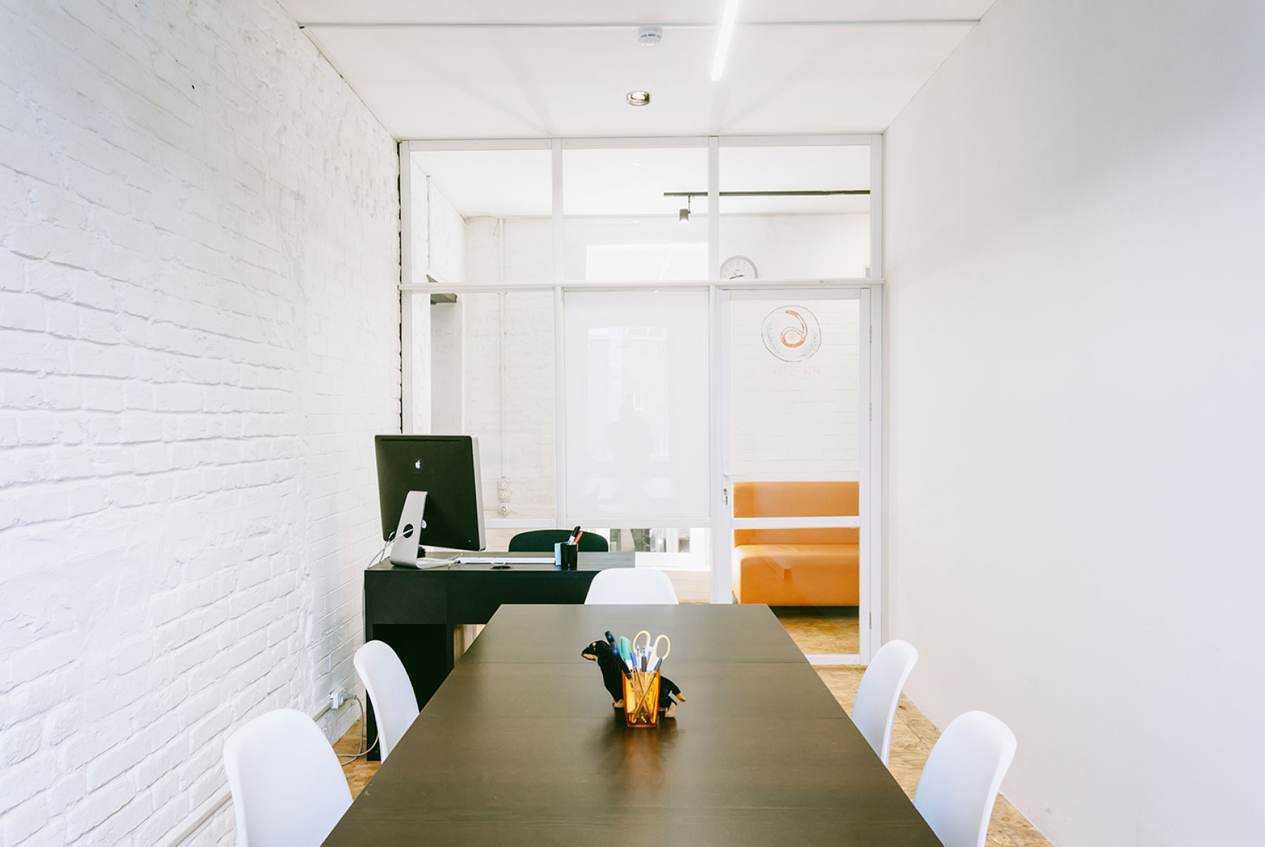 Комфортные стулья и стол в Room 6