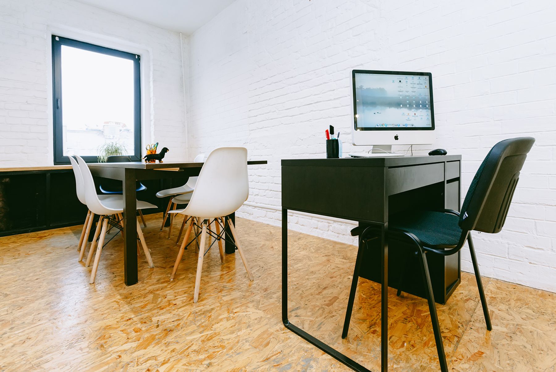 Уютная атмосфера переговорной Room 6