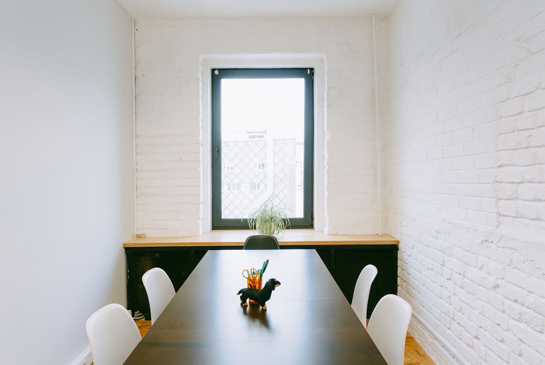 Рабочая зона в переговорной Room 6