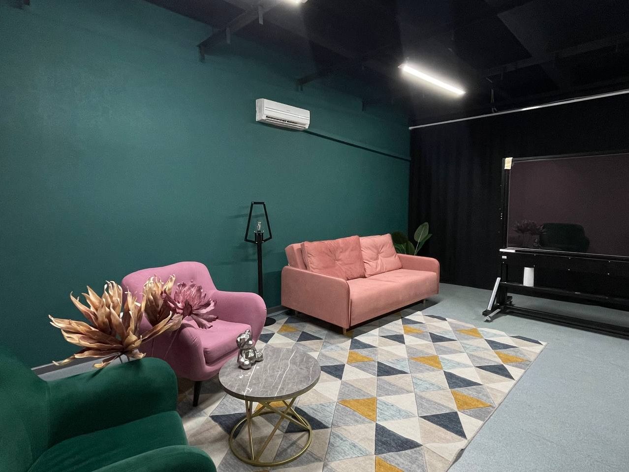 Зона для записи подкастов в видеостудии