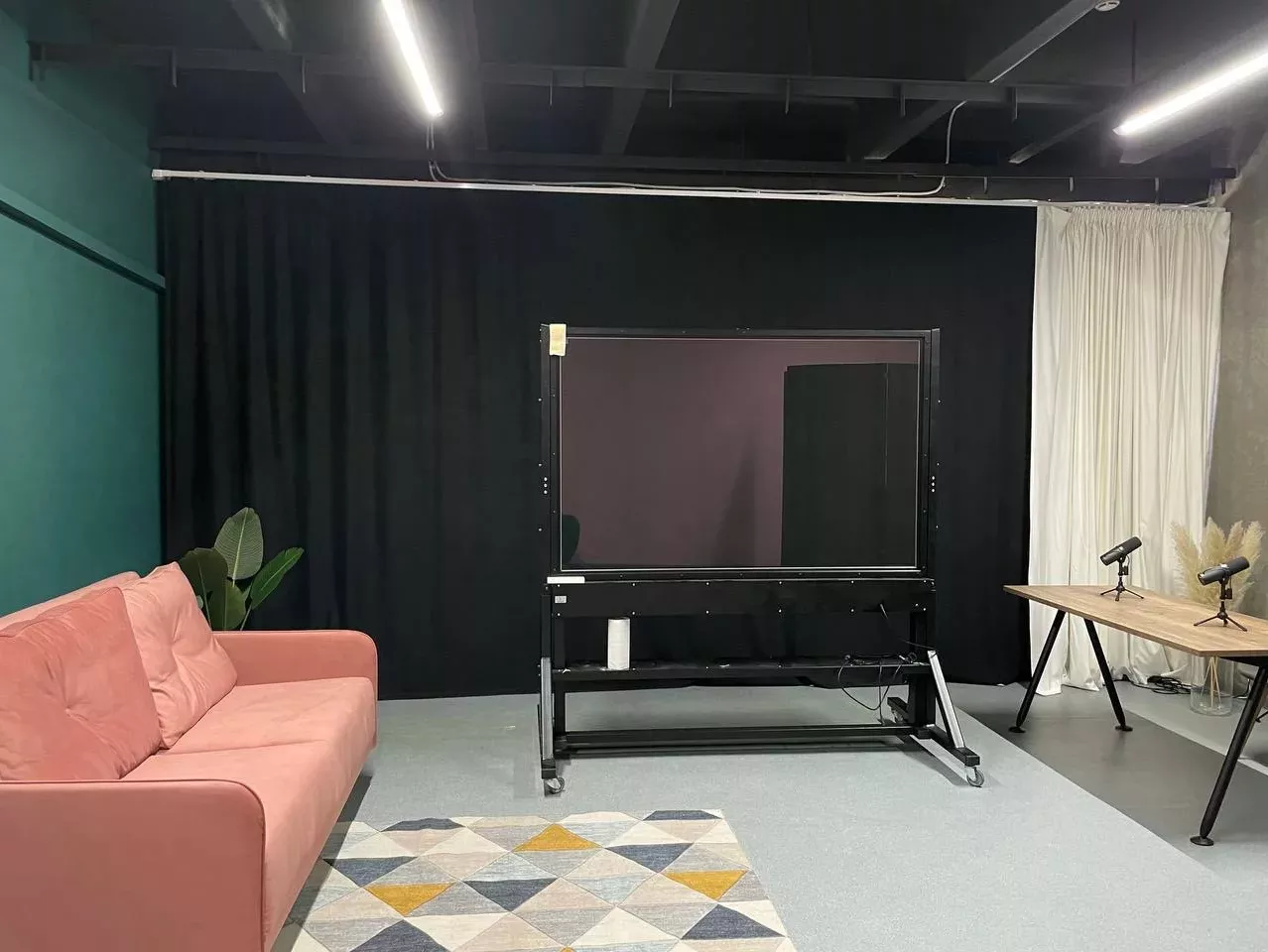 Современный интерьер видеостудии