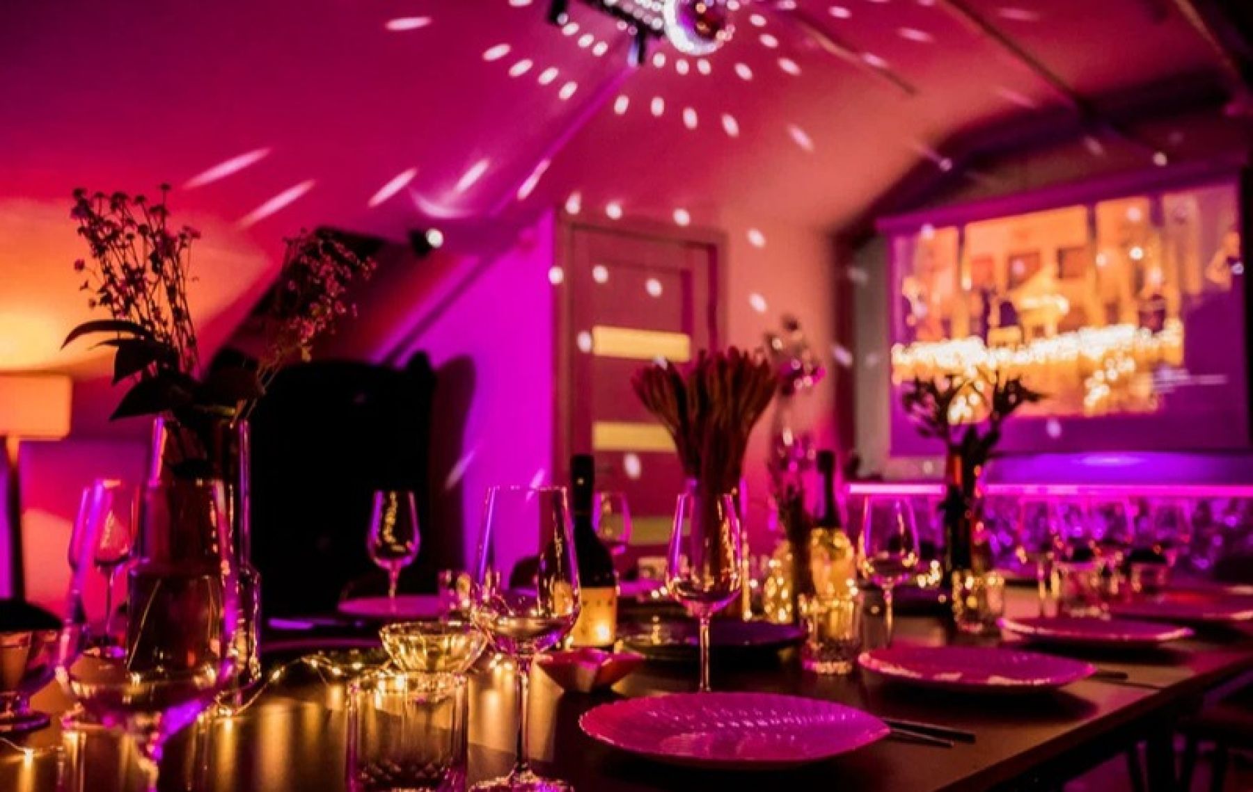 Неоновый интерьер Dizzy Loft