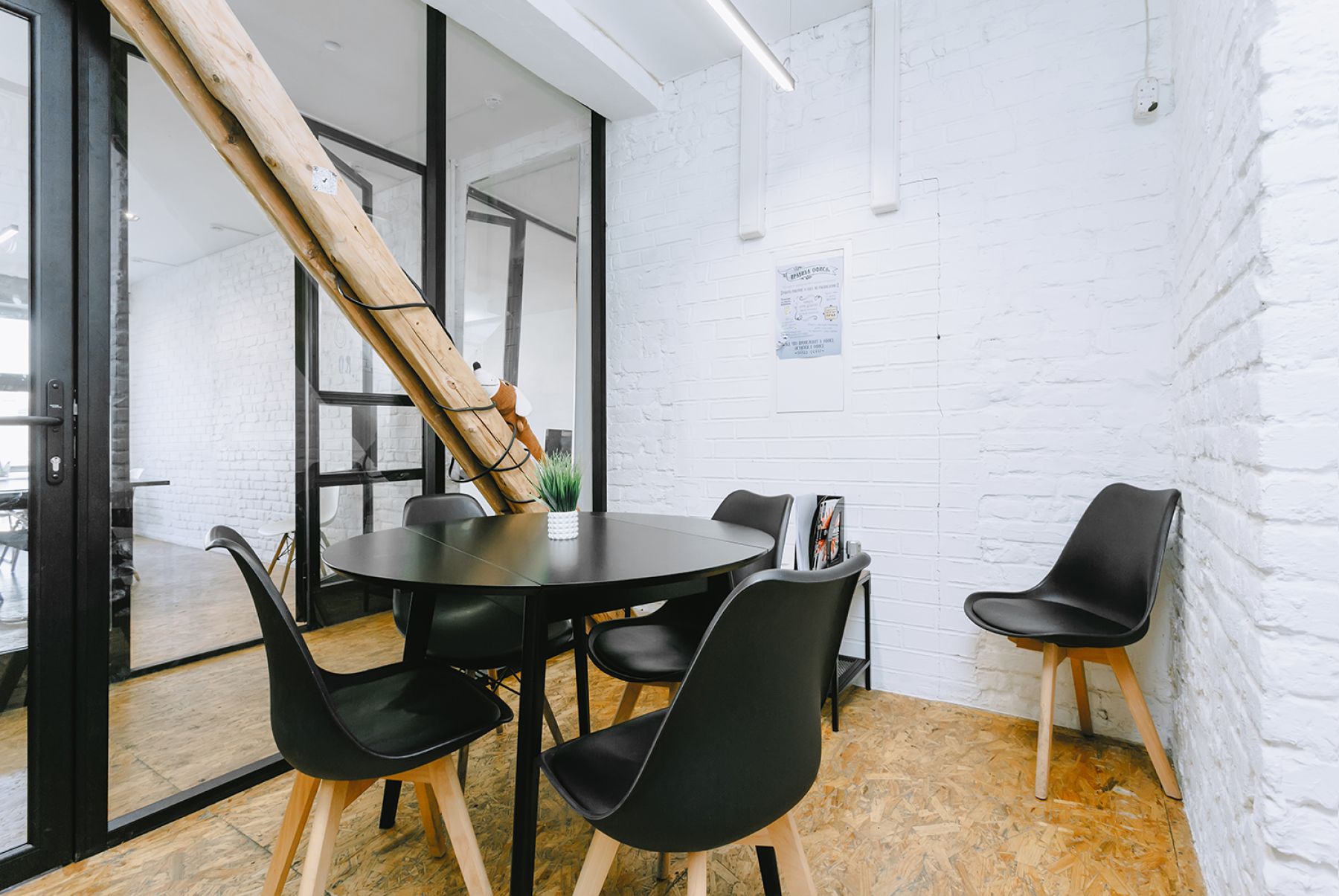 С современным оборудованием для встреч в Room 9