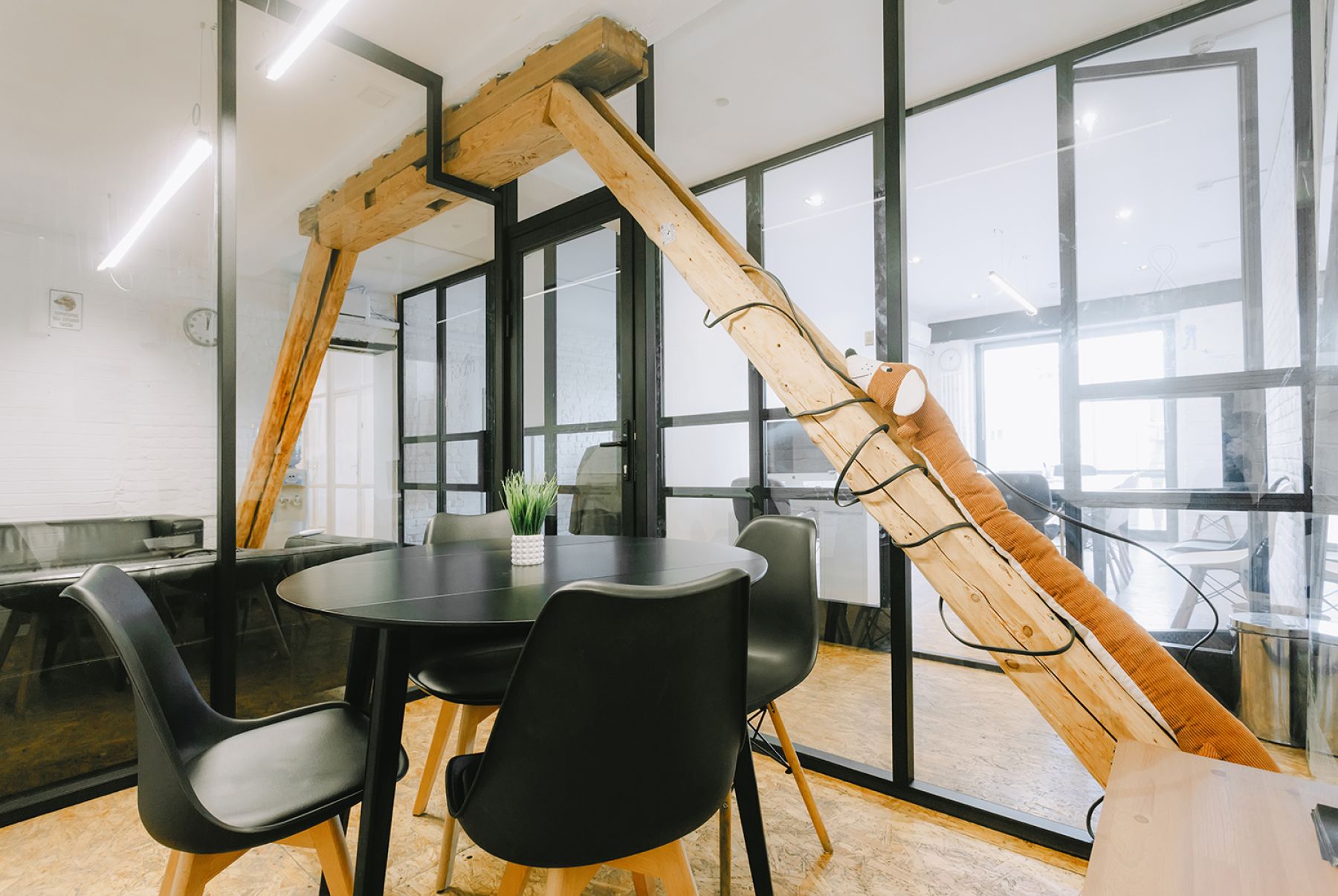 Комфортная мебель в переговорной Room 9