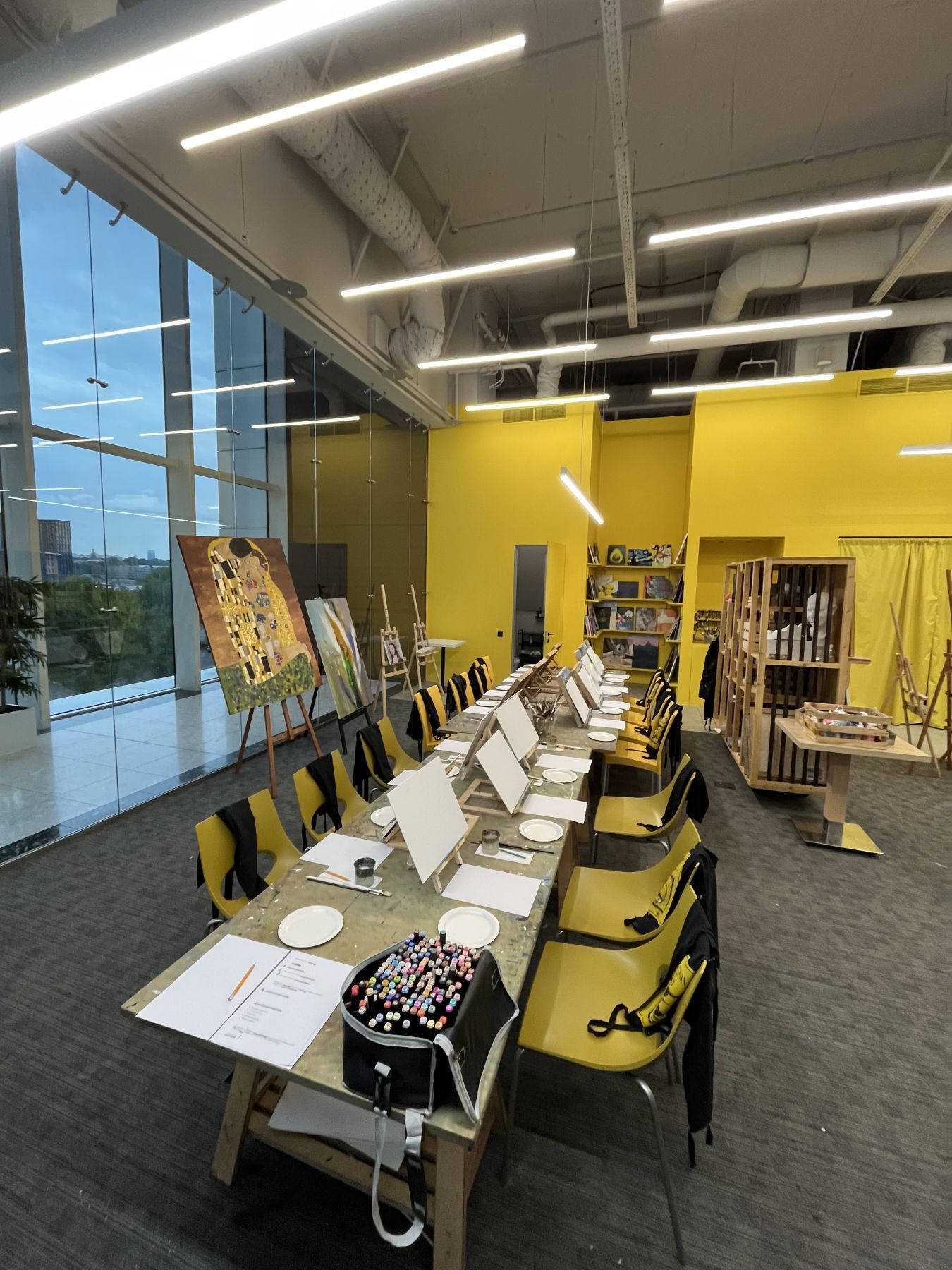 Интерьер арт-студии с художественными принадлежностями