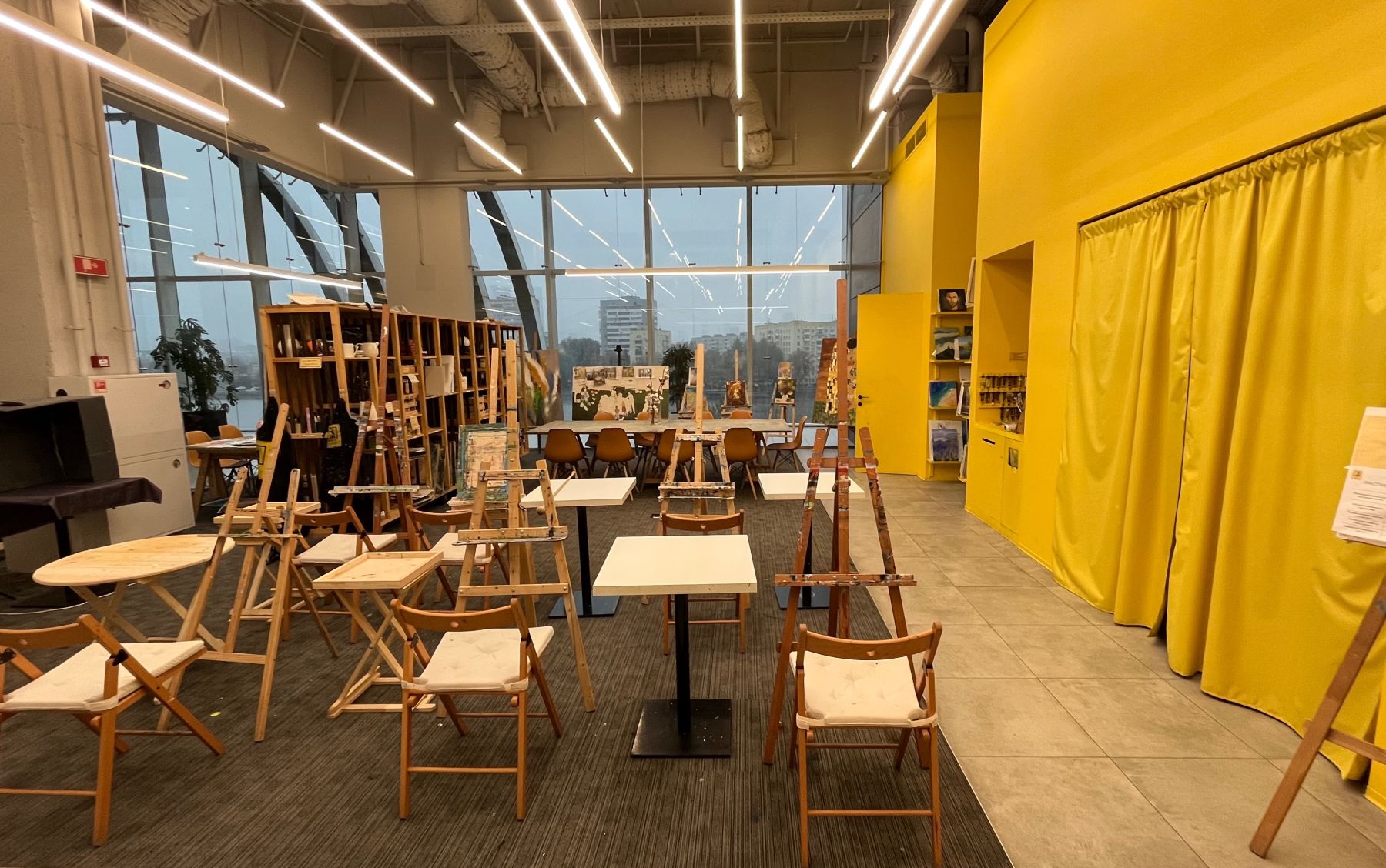 Арт-пространство с панорамными окнами и видом на Москву-реку