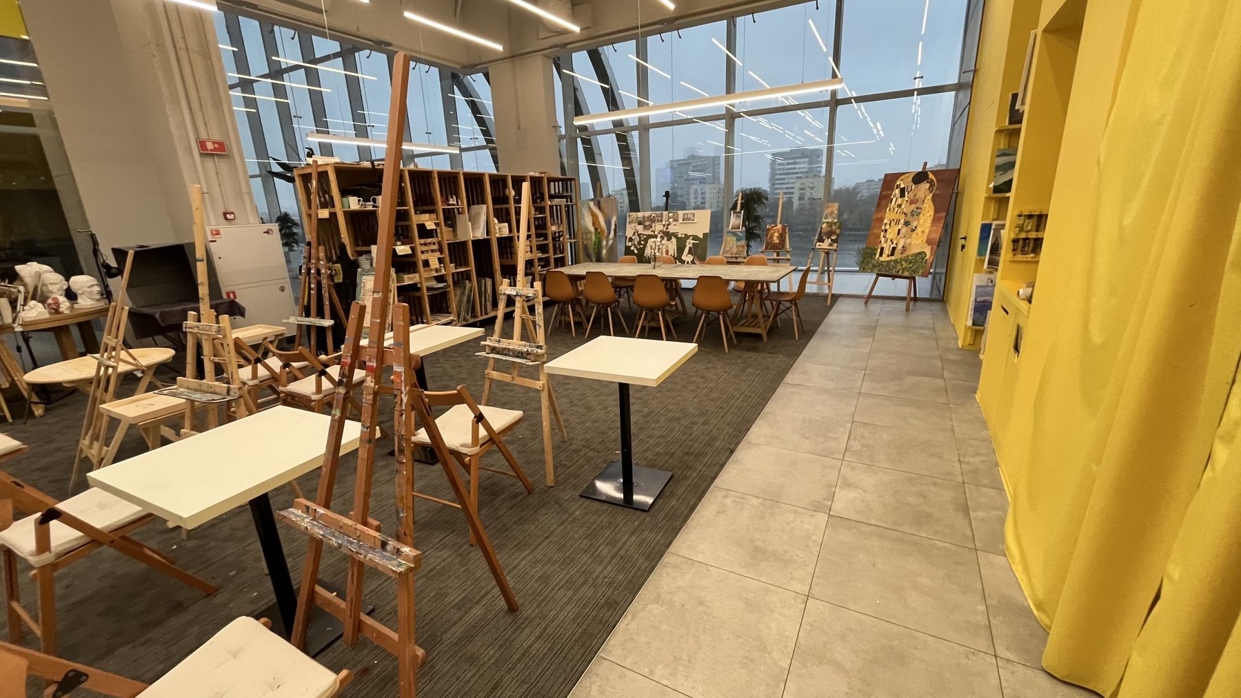 Зал для мероприятий с удобной мебелью